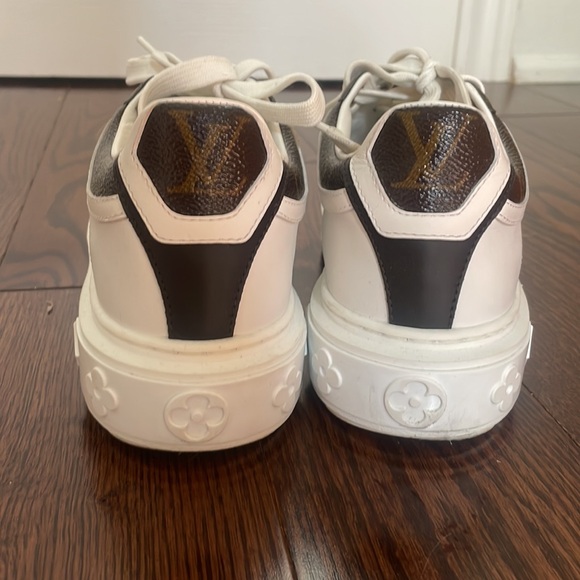 Women’s Size 7 Authentic Louis Vuitton Sneakers - Picture 2 of 4